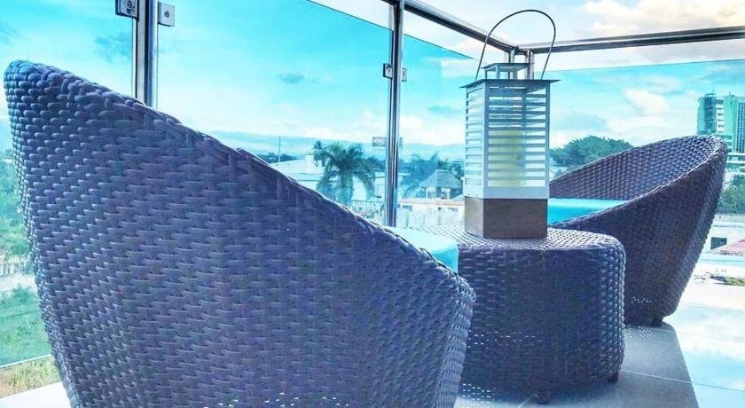 Modern 3 Bedroom Apt with Wifi and AC Near Airport and Major Areas