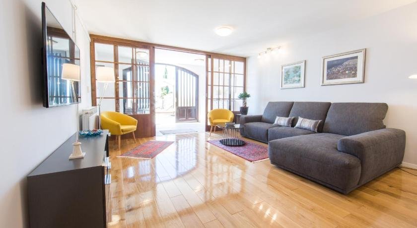 MELODY M Luxury Apartment with Pool