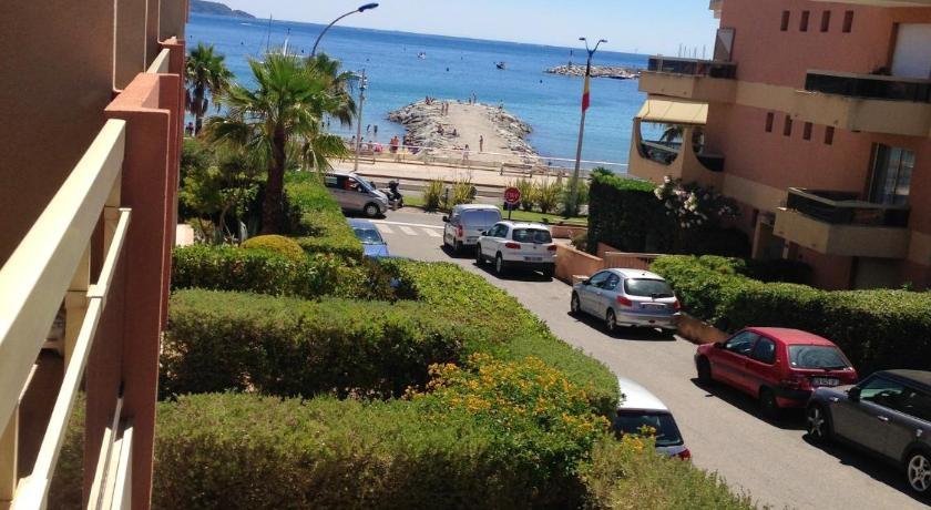 Studio a Cavalaire sur Mer avec magnifique vue sur la mer et balcon amenage a 50 m de la plage