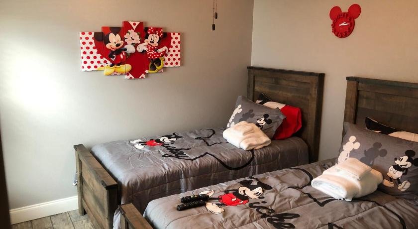 Mickey's Landing - Luxury 5 Star Family 4 Bedroom with Pool Hot Tub Games Room & BBQ 5 Mins Disney