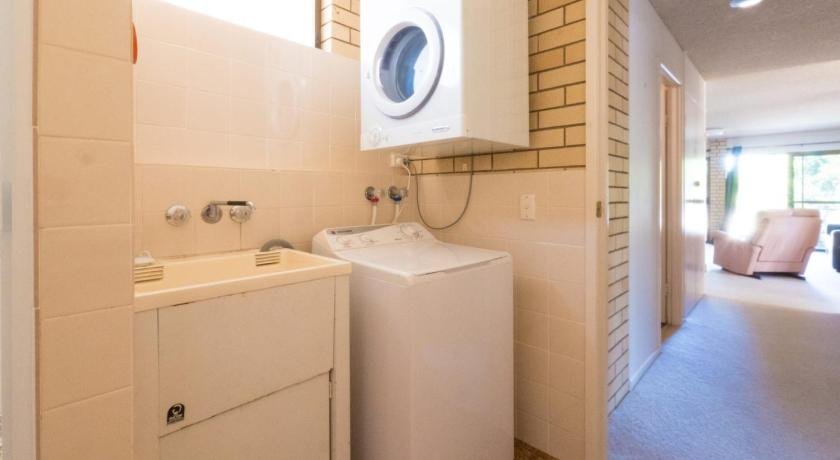 Golden Shores Unit 3 21 Landsborough Parade