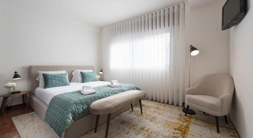 LovelyStay - Newly Decorated 2BR Flat with Free Parking