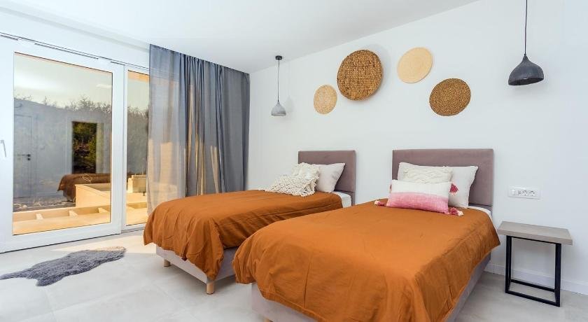 Villa Zen with 4 bedrooms private 32 sqm pool summer kitchen 7 km from the beach