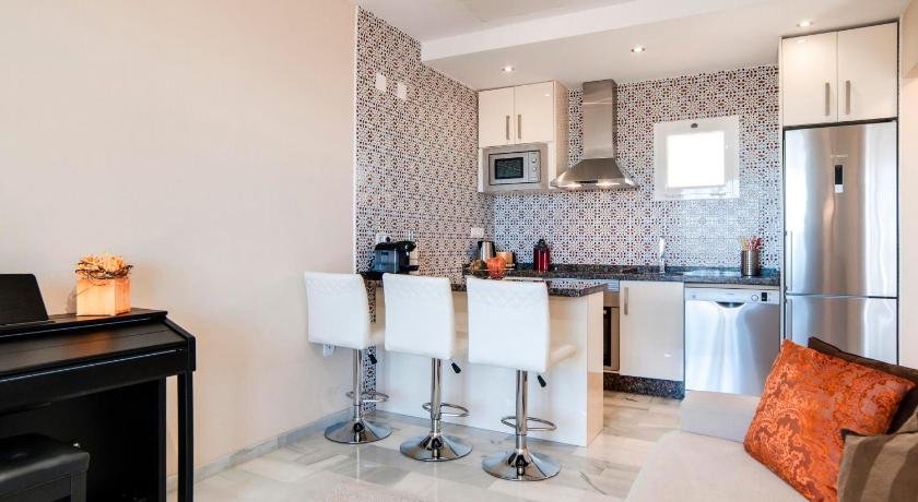 Penthouse Alta Loma by Rafleys