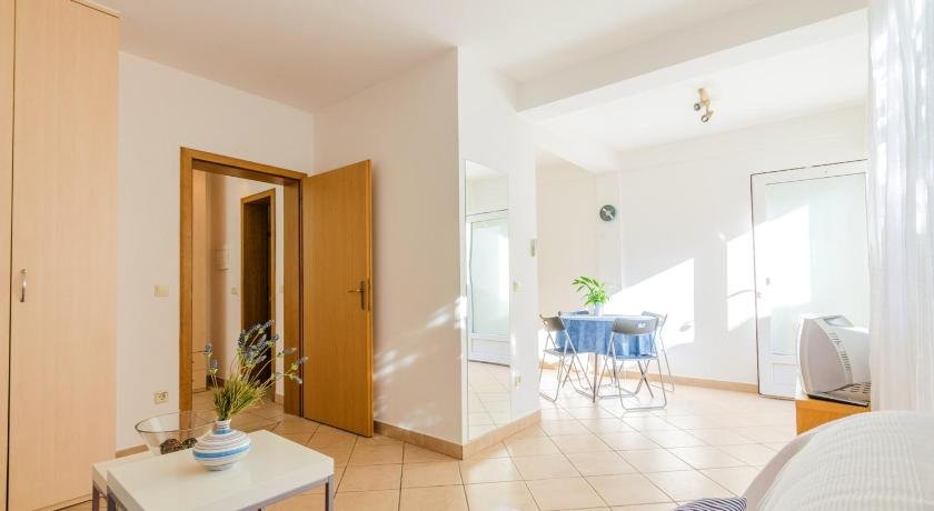 Apartment with one bedroom in Crikvenica with enclosed garden and WiFi - 200 m from the beach