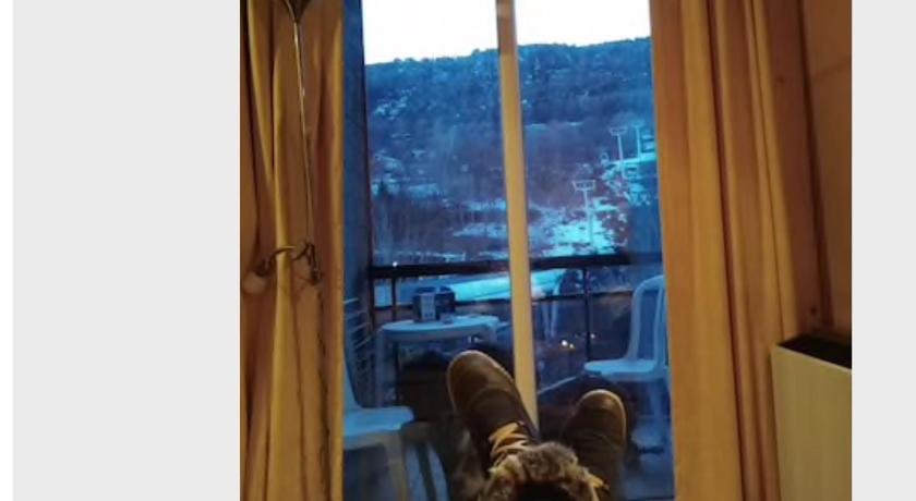 Pied de piste avec terrasse et casier a ski