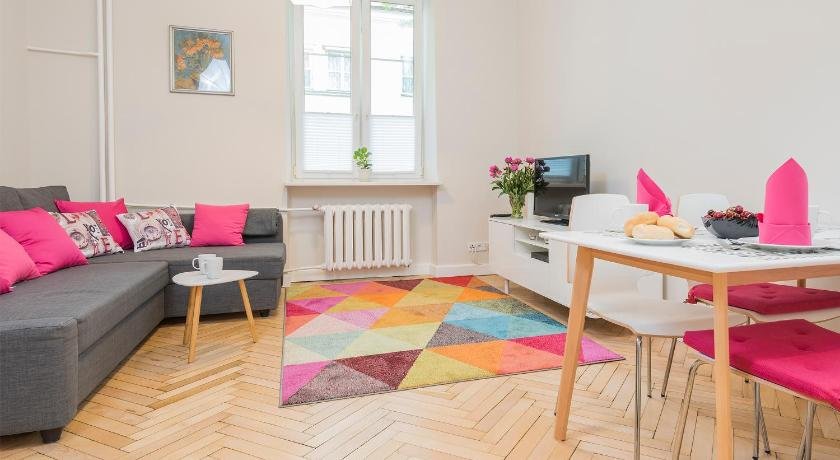 Delightful New Town Square Apartment