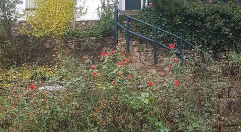 Casita con chimenea y apartamento en entorno rural idilico