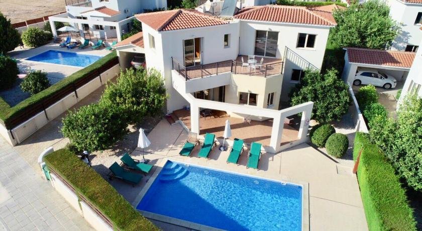 Holiday villa with pool and sea view
