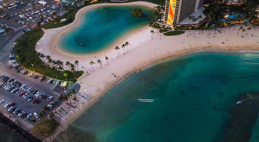 Waikiki 2BR King/King Beds Renovated AC