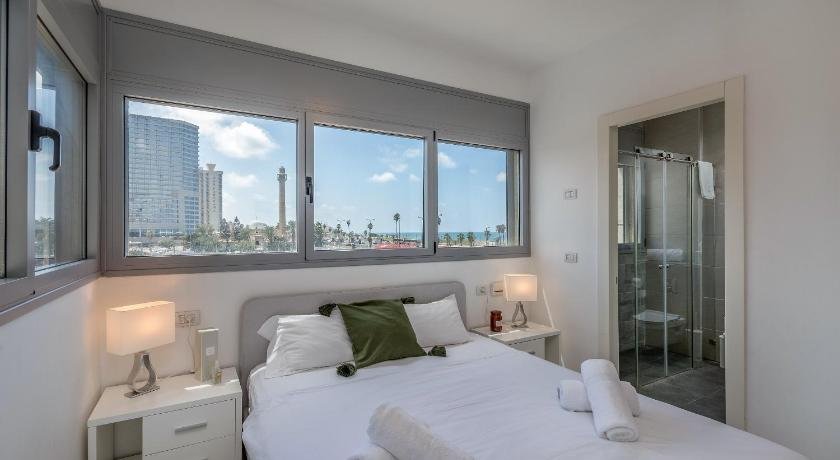 Beautiful Sunny 3 bedrooms in font of the beach