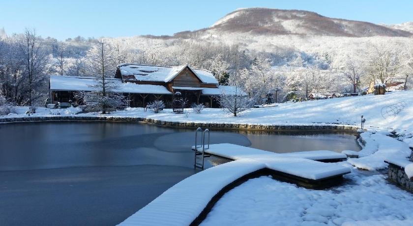 Country house with a pool in Medvednica Nature Park