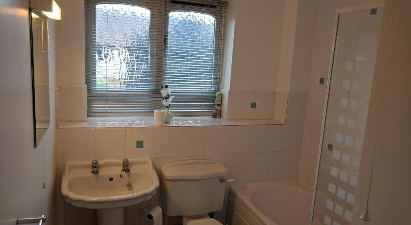 The Wickets 3 bedroom 2 bath free parking & Wi-Fi in very quiet cul-de-sac