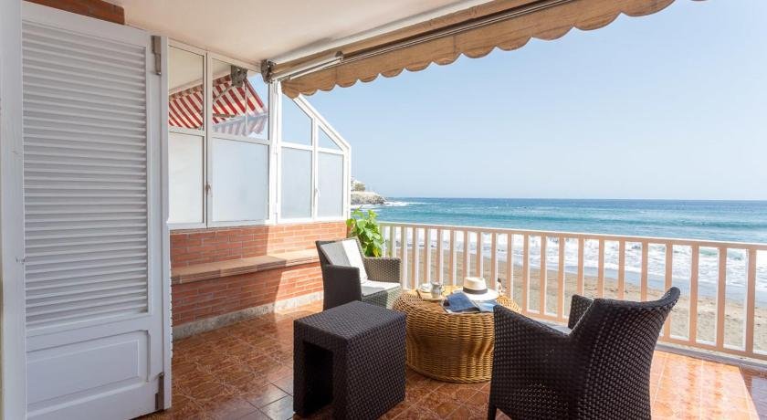 Apartment with terrace on the beachfront