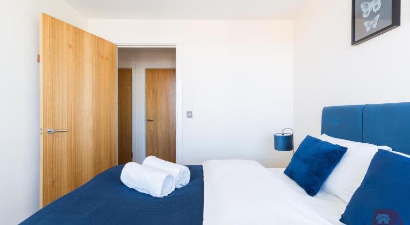 Birmingham City Penthouse - Free Parking & Balcony