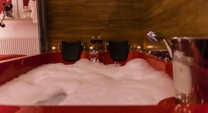 Cracow Jacuzzi Apartments - Red Room