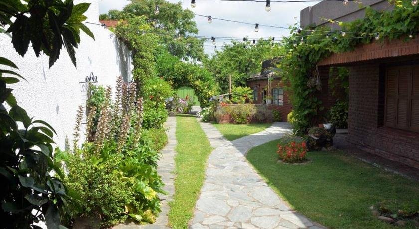Casa c/amplio jardin garage y parrilla