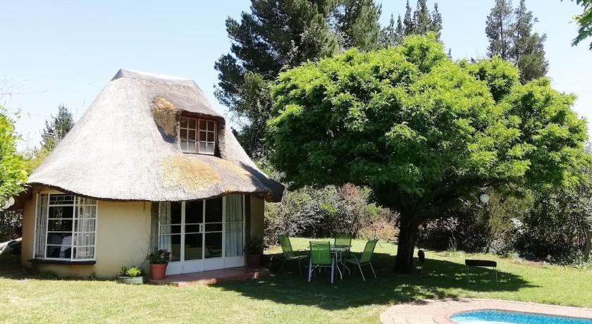 Clarens socialites Thatch Cottage 1