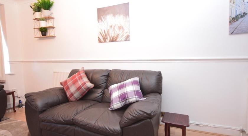 London Luxury 5 Bedroom House 2 min walk to the Tube Station