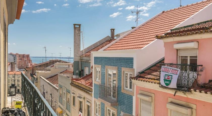 LovelyStay - Sunny flat w/ balcony overseeing Graca and River