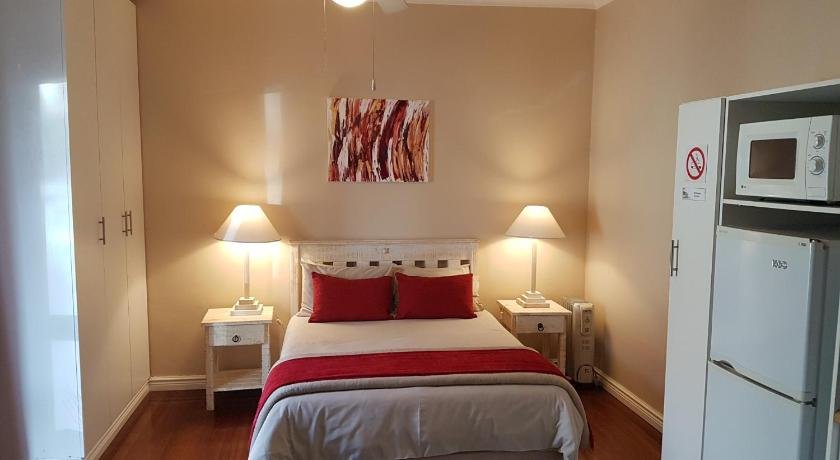 Pollok Beach Guest Lodge