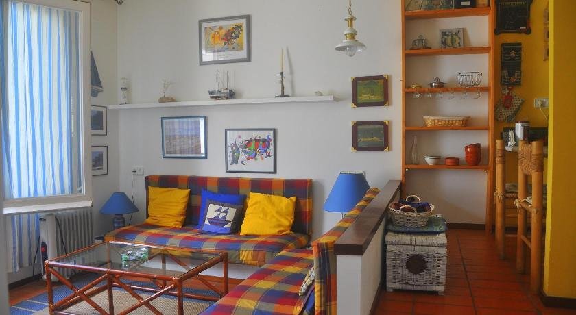 Bright Breezy Holiday Flat for tranquility and refuge and joy