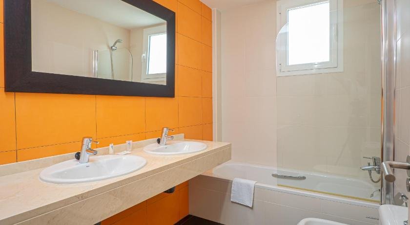 2060-Newly Furnished 2 Bedrooms Apt With Golf