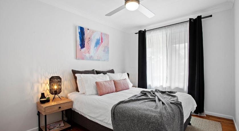 The Neo stylish central apartment with aircon courtyard and Netflix