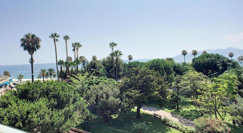Cannes la Croisette Baoli 4 beds balcony parking