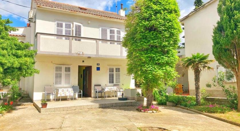 Novalja center 4 bedroom & jacuzzi house