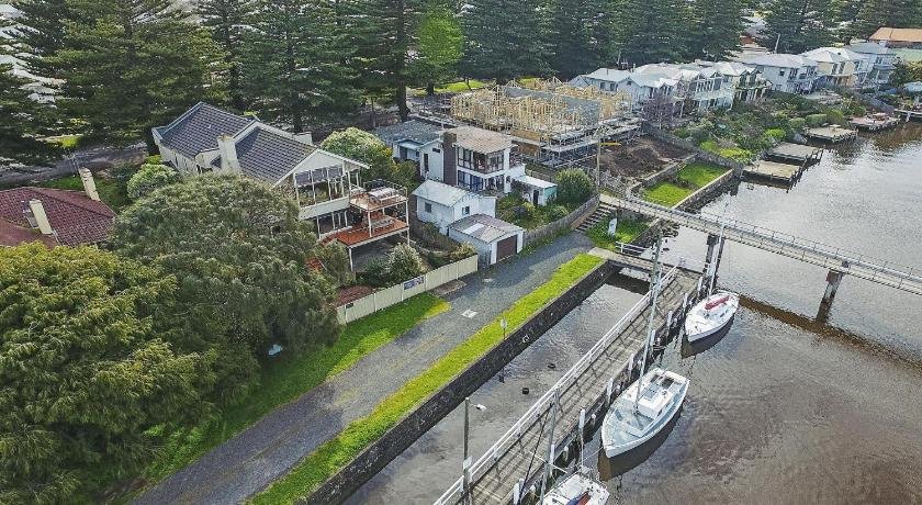 Shearwater Riverview Apartment