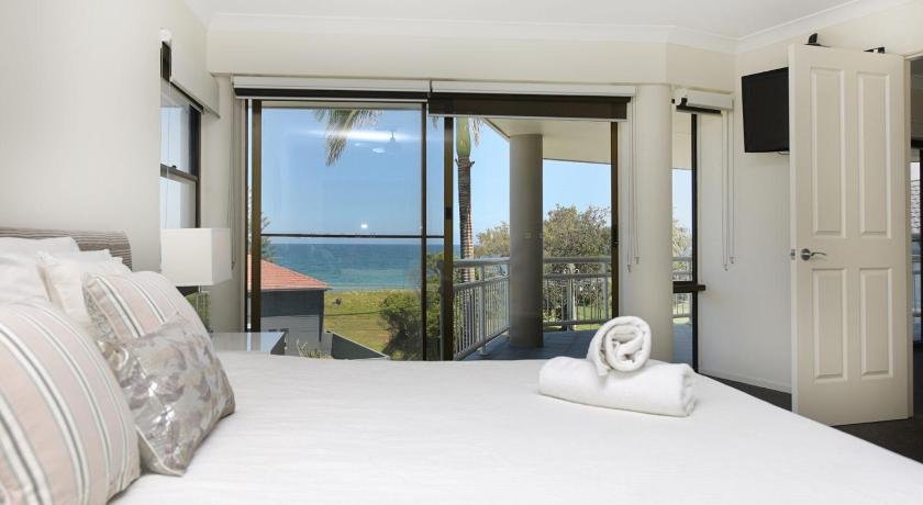 BEACHSIDE MANOR - walk to the beach