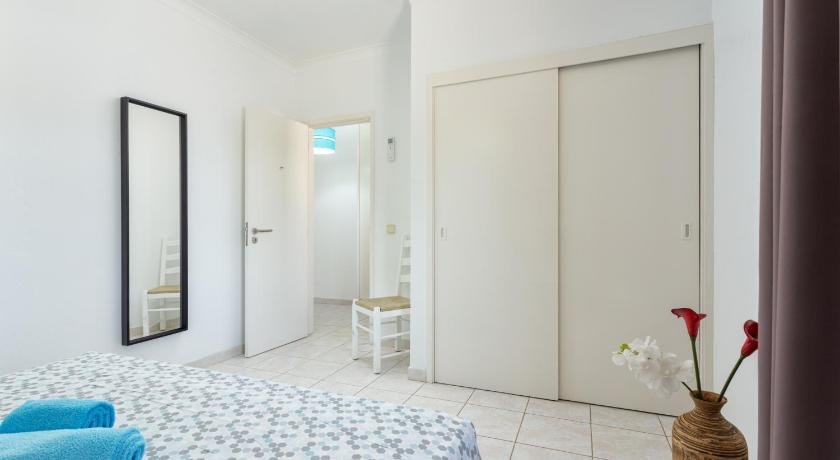 Fresh Sunny Flat with Pool & Terrace by Host Wise