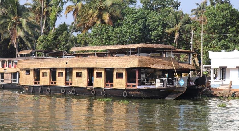 Friends Cruise Nightstay Houseboat