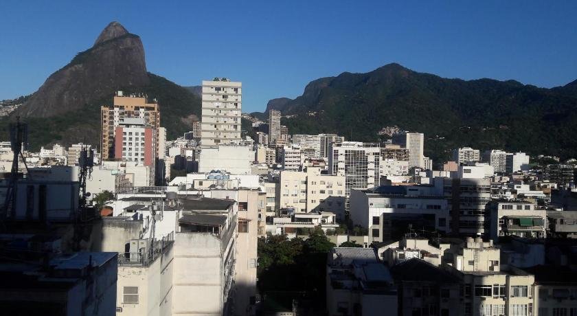 Flat de luxo com piscinas e jacuzzi no Leblon