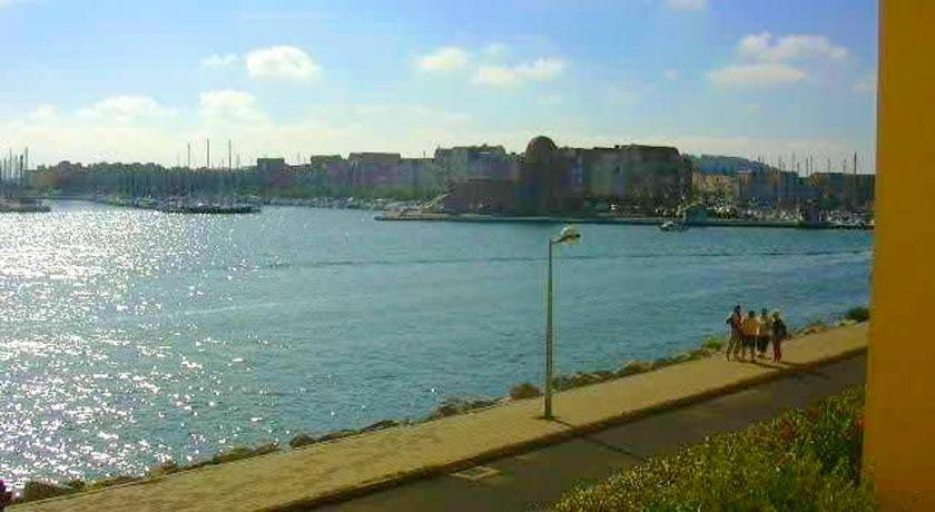 Apartment with one bedroom in Gruissan with wonderful sea view and WiFi 300 m from the beach