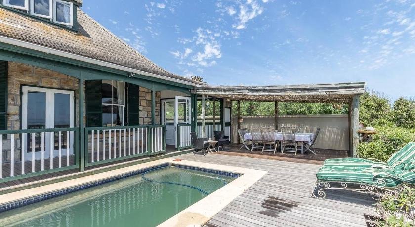 Lorelei beachfront Cottage