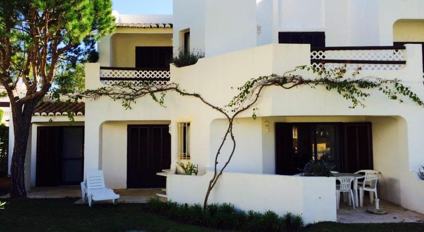 Apartment With 3 Bedrooms in Olhos de Agua With Pool Access Furnished Garden and Wifi - 800 m From