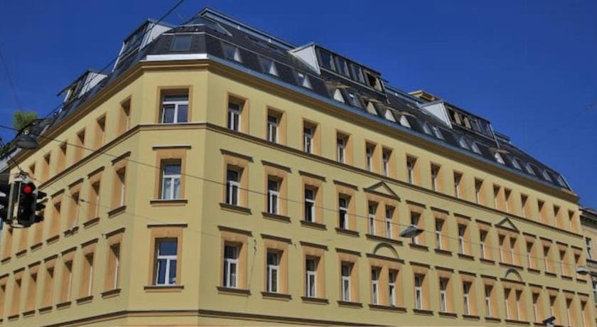 Between Schoenbrunn and the City Center Apt 31