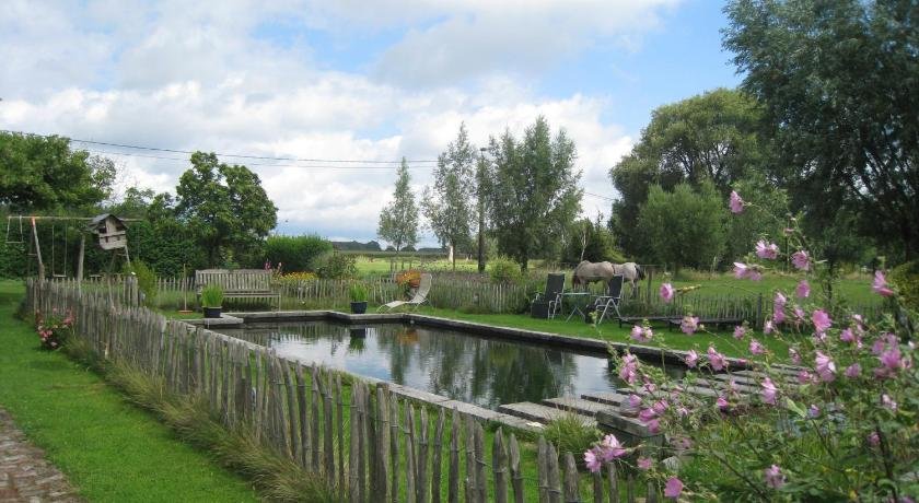 Vakantiehuis in de velden met zwemvijver en Jeu de Boules baan