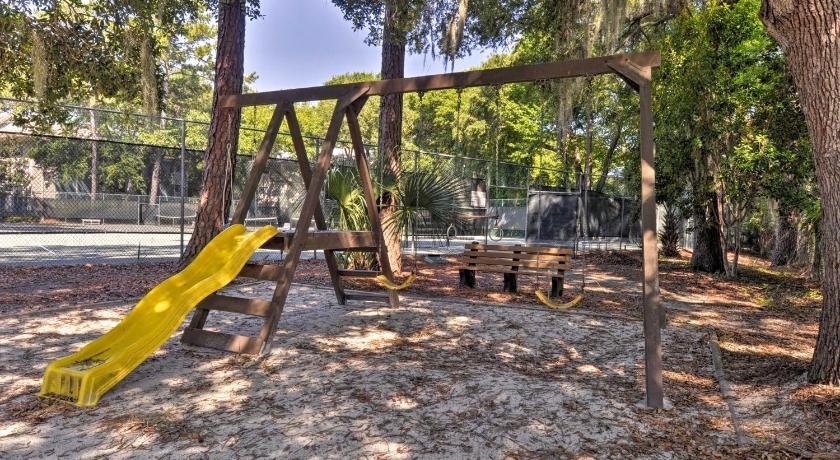 Hilton Head Condo with Pool Hot Tub - Walk to Beach