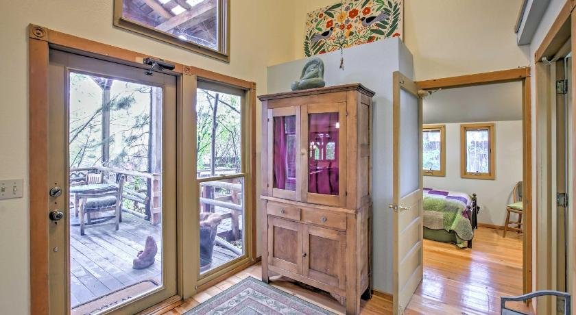 Bozeman Cottage with Mountain Views Less Than 6 Mi to Dtwn