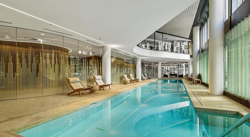 Stylish Apartment With Views at Docklands Waterfront