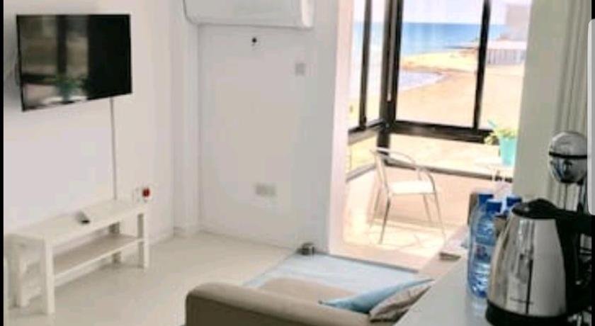 Bettys 1br seafront apt