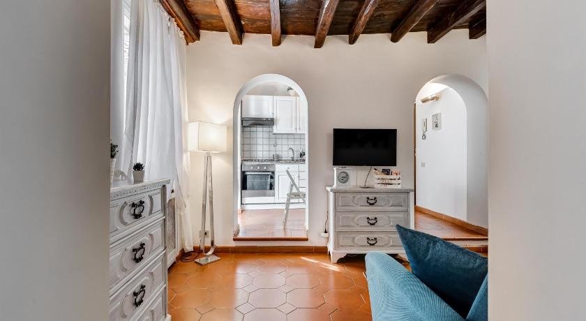 White Coronari Apartment