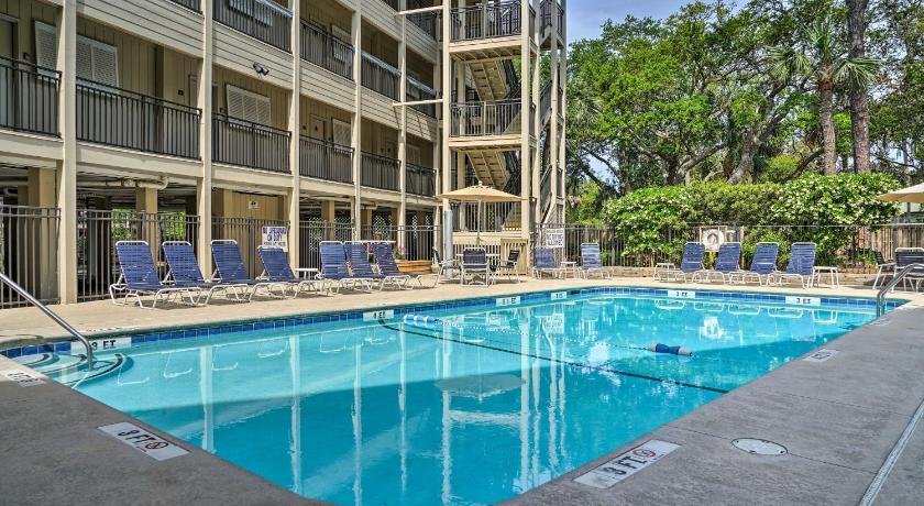 Family Beach Retreat with Balcony Walk to Shore