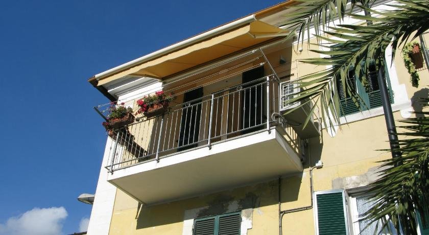 Vicino al mare soleggiato in centro con la spiaggia