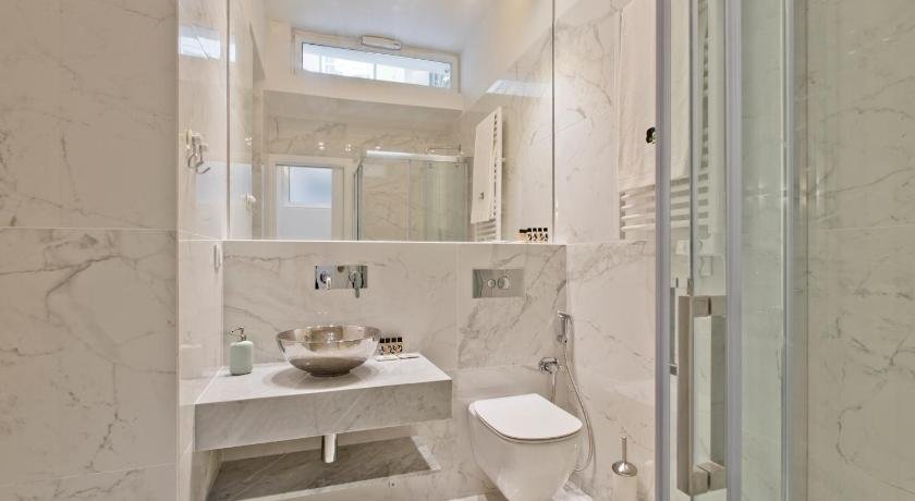 BmyGuest - Exclusive Downtown Apartment