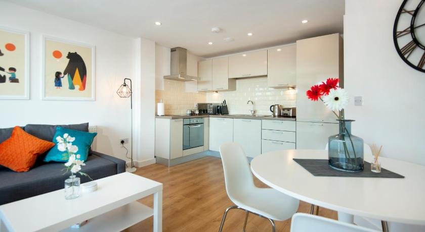 Elm View - 2 Bed 2 Bath Apartment with Parking in Central Southsea