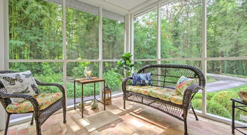 Le Canard Cottage with Porch 10 Mi to Asheville